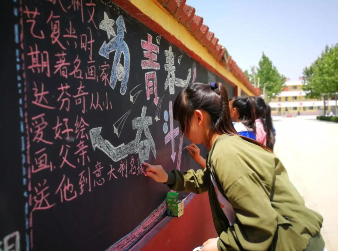 美术班的黑板报有多漂亮,黑板报原神粉笔画惊艳全班