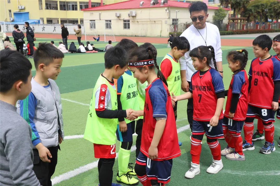 缤纷校园|飞吧，足球！