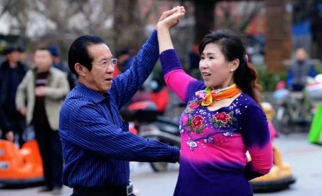 一次交谈让我醒悟，把父母送去旅居养老，比去养老院还要舒服