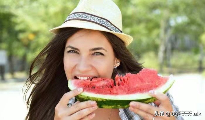 “吃瓜”英语，说成“eatwatermelon”，就把“吃瓜群众”笑坏了