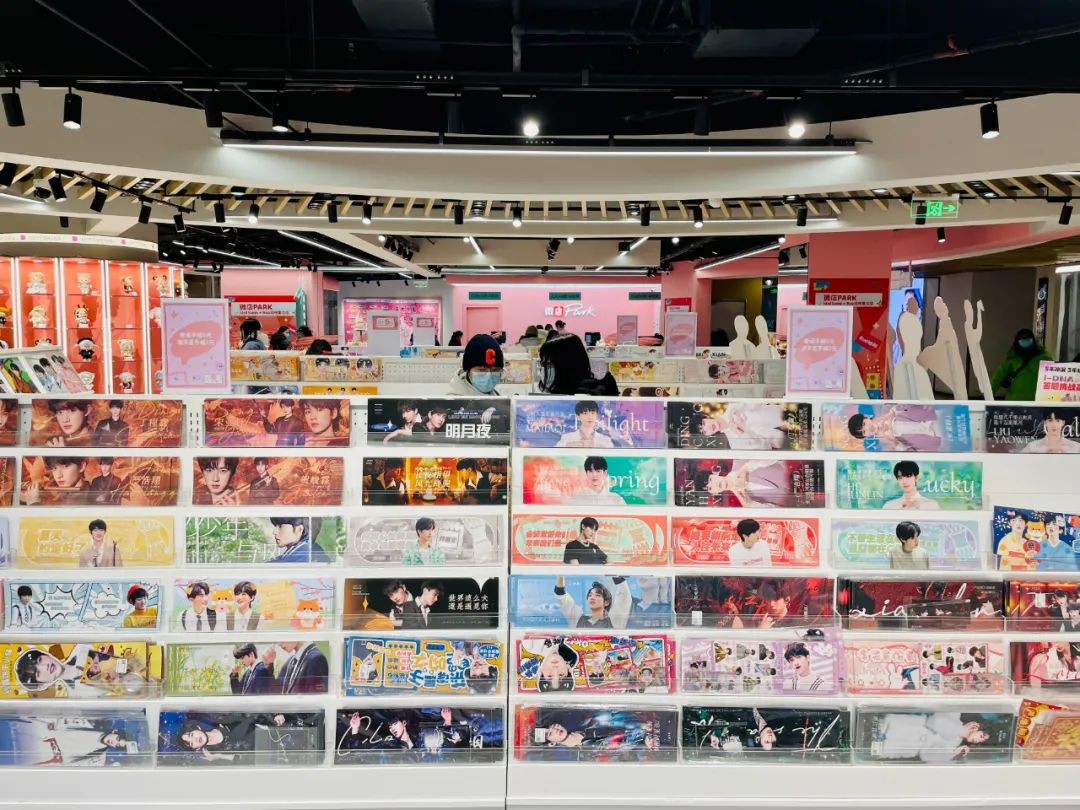 “儿子对象为了追星花掉十几万，该不该劝他分手？”