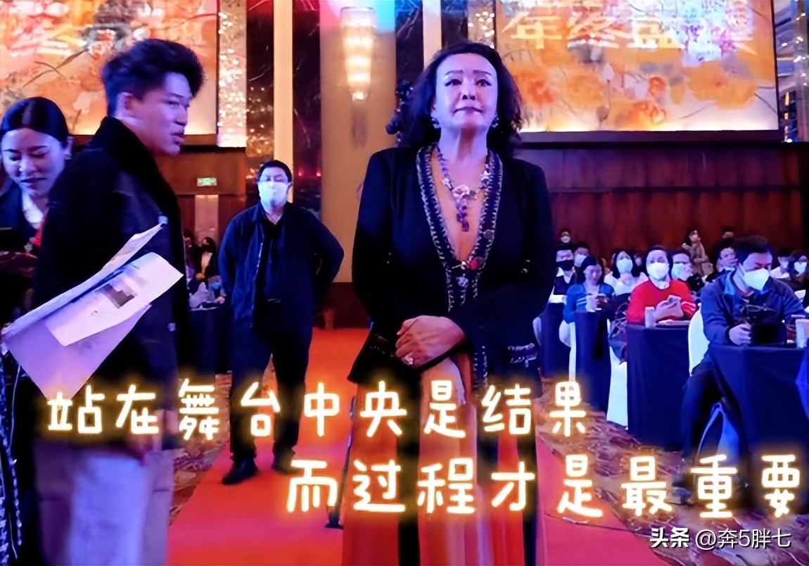 张兰带团队逛三里屯服装店，10万以下随便挑，还请吃麻六记