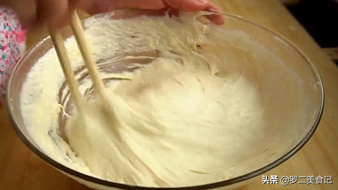 新型油条做法，全程手不沾面，筷子搅一搅，出锅蓬松又柔软，真香