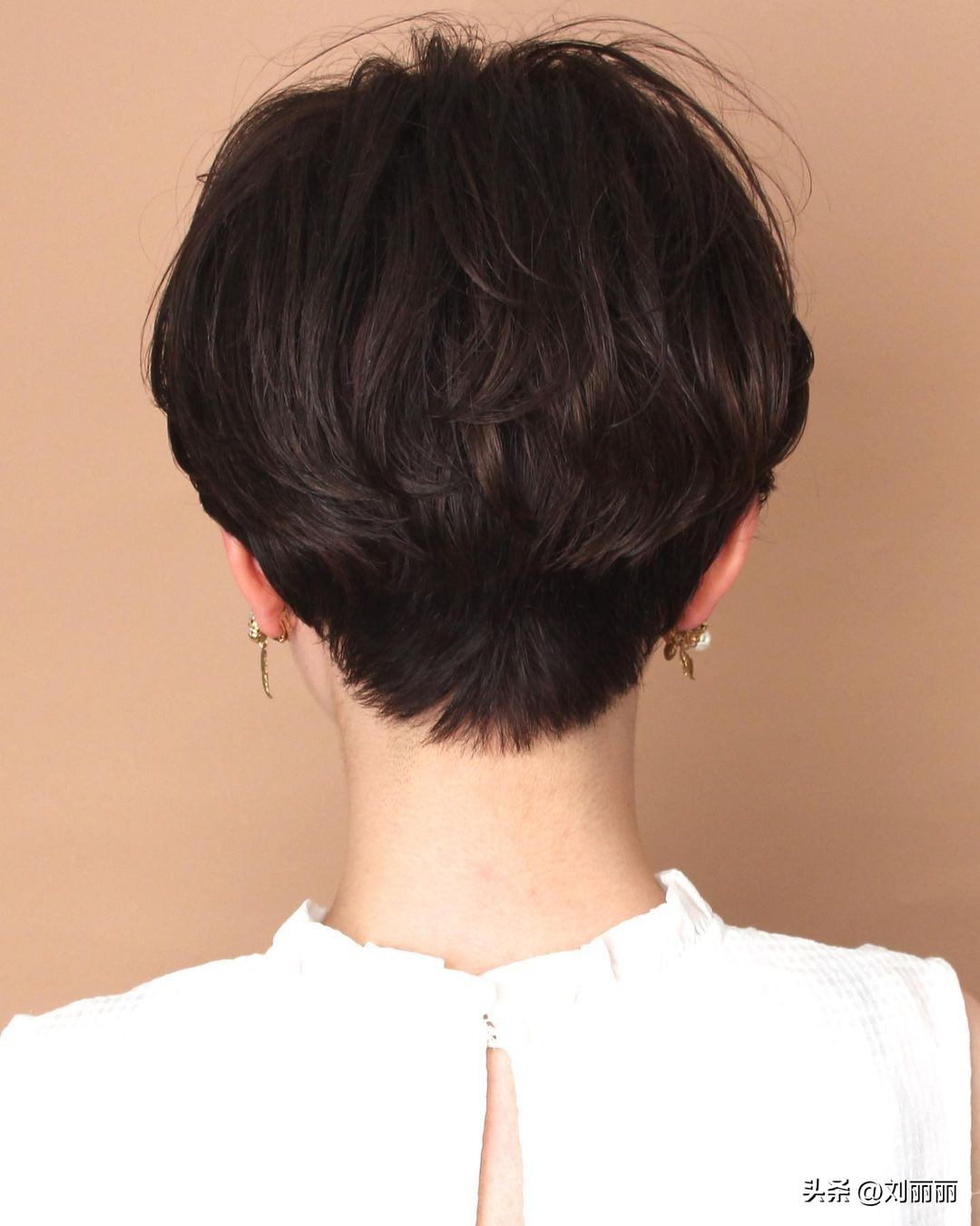 十款耐看易打理的女生发型,沙宣短发立体内扣发型图片