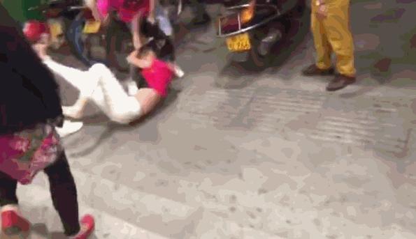 原配带人群ou三姐，揪头发，强行拖拽，扒衣服，只为泄愤