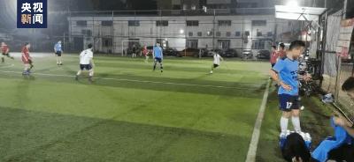 单腿截肢拄双拐小伙,独腿男子拄双拐足球场上飞奔射门