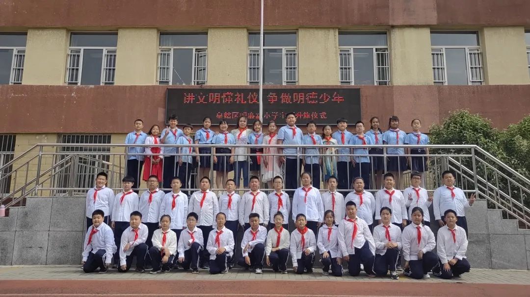 升旗仪式做文明有礼的儒雅少年,小学生文明有礼主题升旗仪式