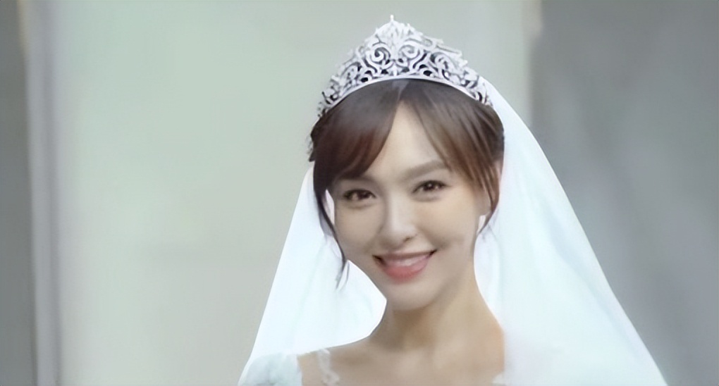 “花钱如流水”唐嫣：一个手机壳价值四万，她为何频穿假货走秀？