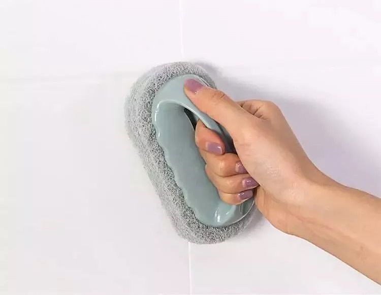 白墙有黑霉点怎么去除,白墙打洞上的污渍怎么去除