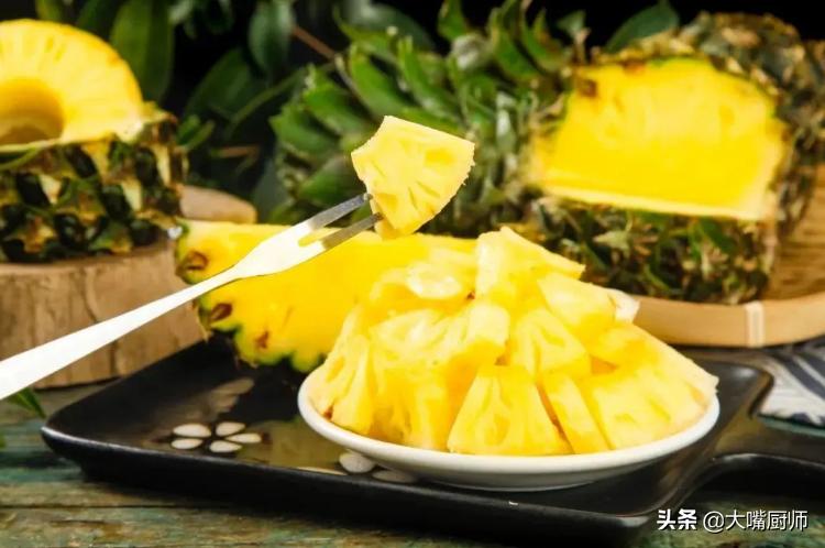 果农教你如何区分菠萝与凤梨,菠萝尝起来酸的还是甜的