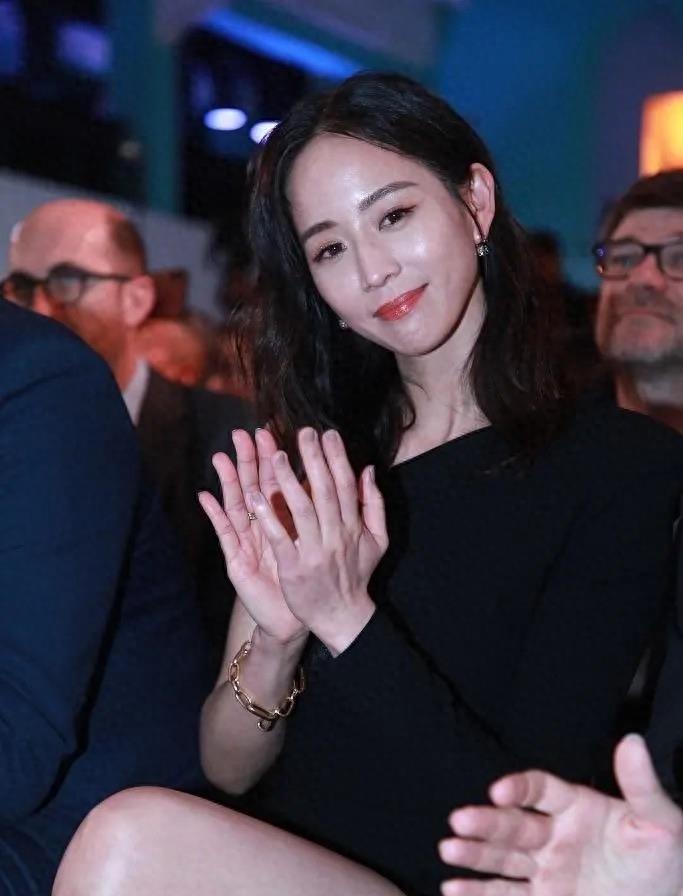 “小丑手”太减分了，这8位女星个个貌美如花，却被手拖后腿