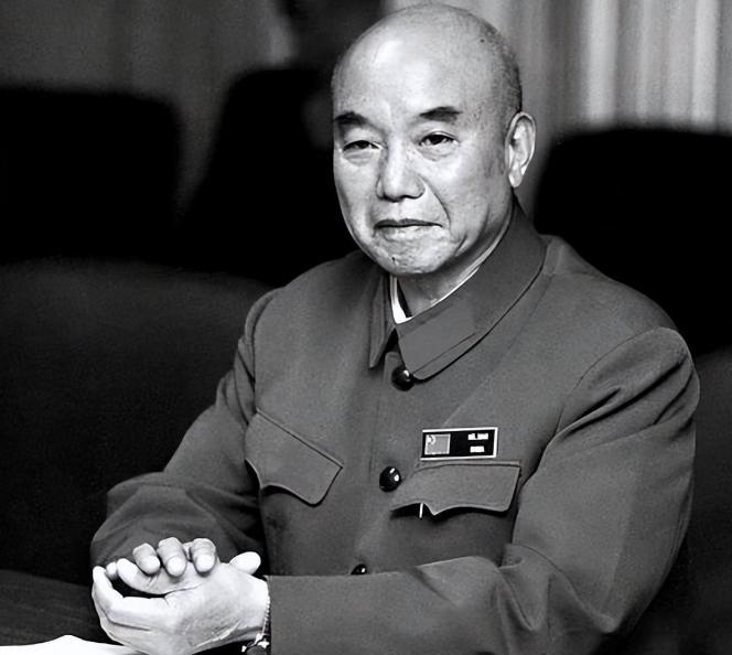 萧克资历仅次于贺龙,为何只被授予上将军衔?毛主席这招实在厉害