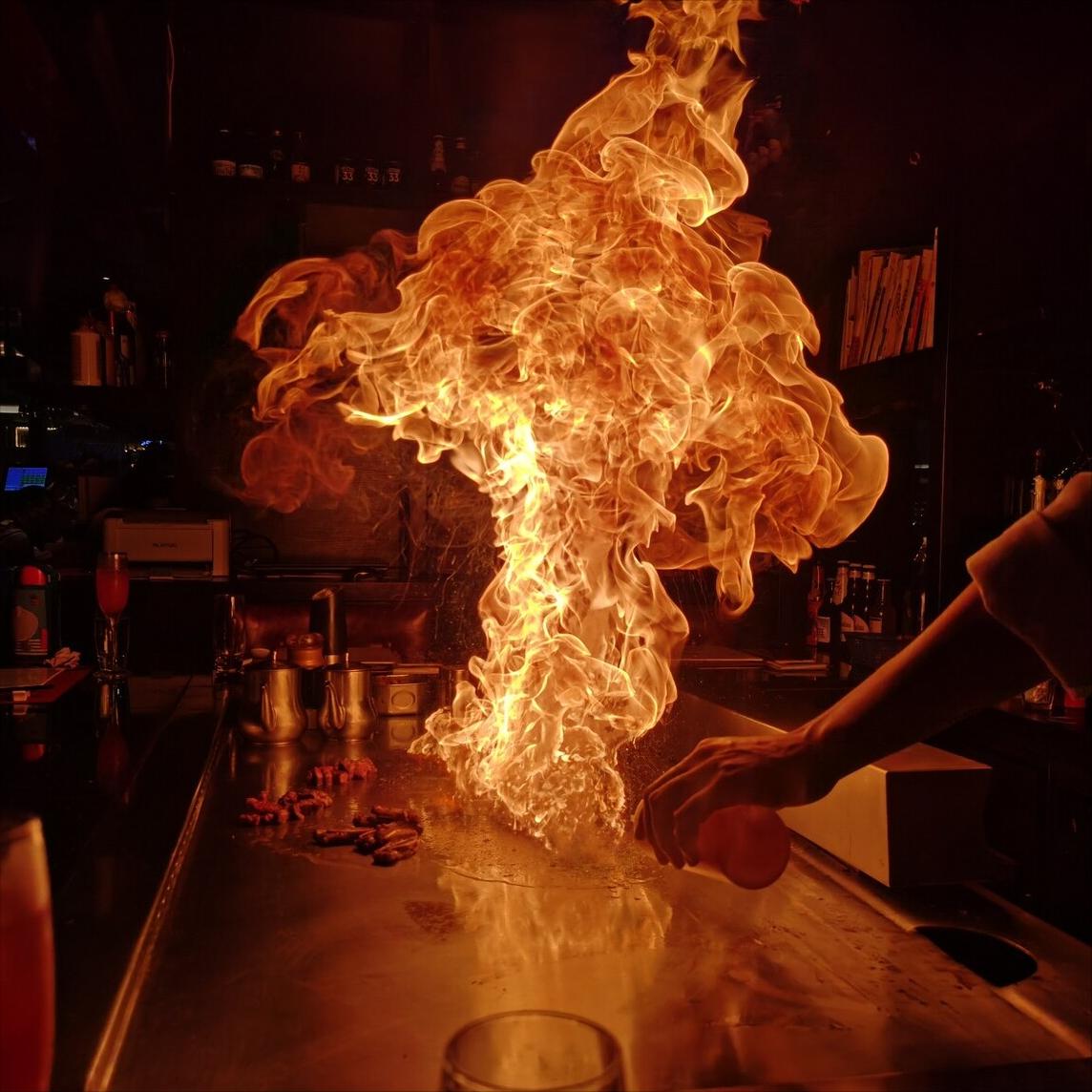 燃情铁板万物烧，烈焰闻香识味趣