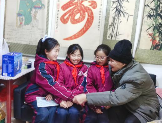 城关中学开展学雷锋志愿服务活动,学校学雷锋志愿服务队授旗仪式