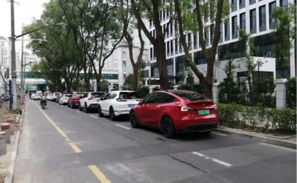 调研手记丨职工停车整体外移，闵行区中心医院停车难有望缓解