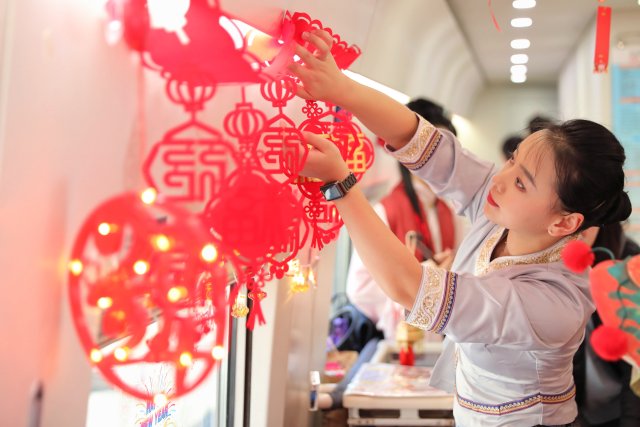 昆明开往厦门的列车上，传统民俗闹元宵氛围感拉满