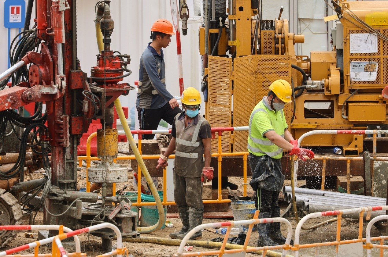 香港招工中介：建筑工月入10万的不少，但对技术要求高或工作时间很长