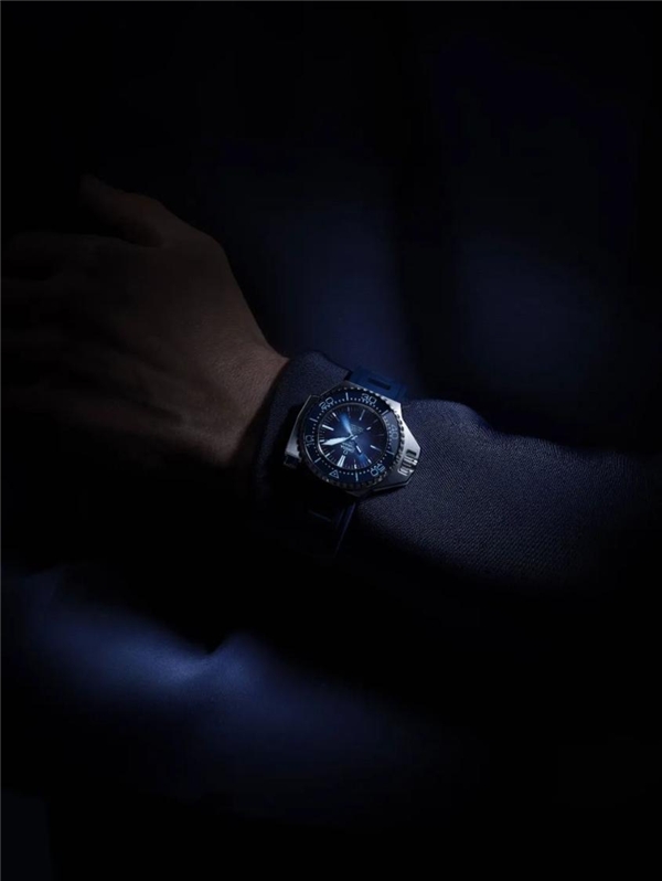 欧米茄海马系列SeamasterinSummerBlue，奏响蓝色狂想曲