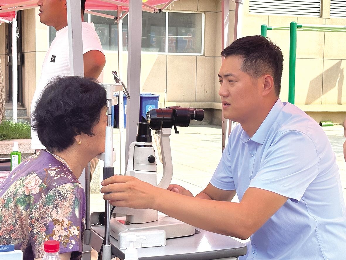 老于帮办昨日走进毓东社区帮助市民解决了一系列难题