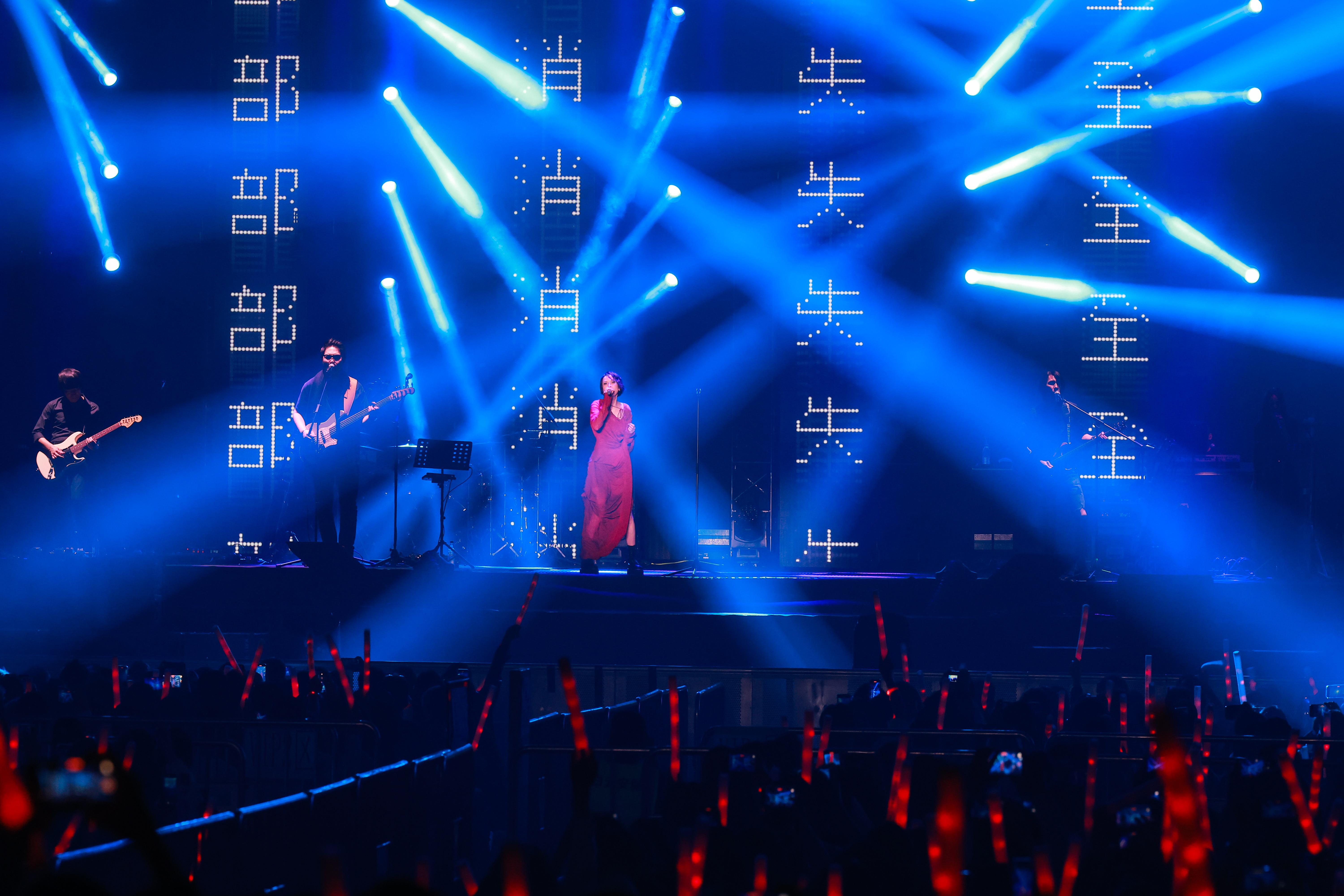 杨乃文伍佰说不出口,伍佰杨乃文一个人现场版