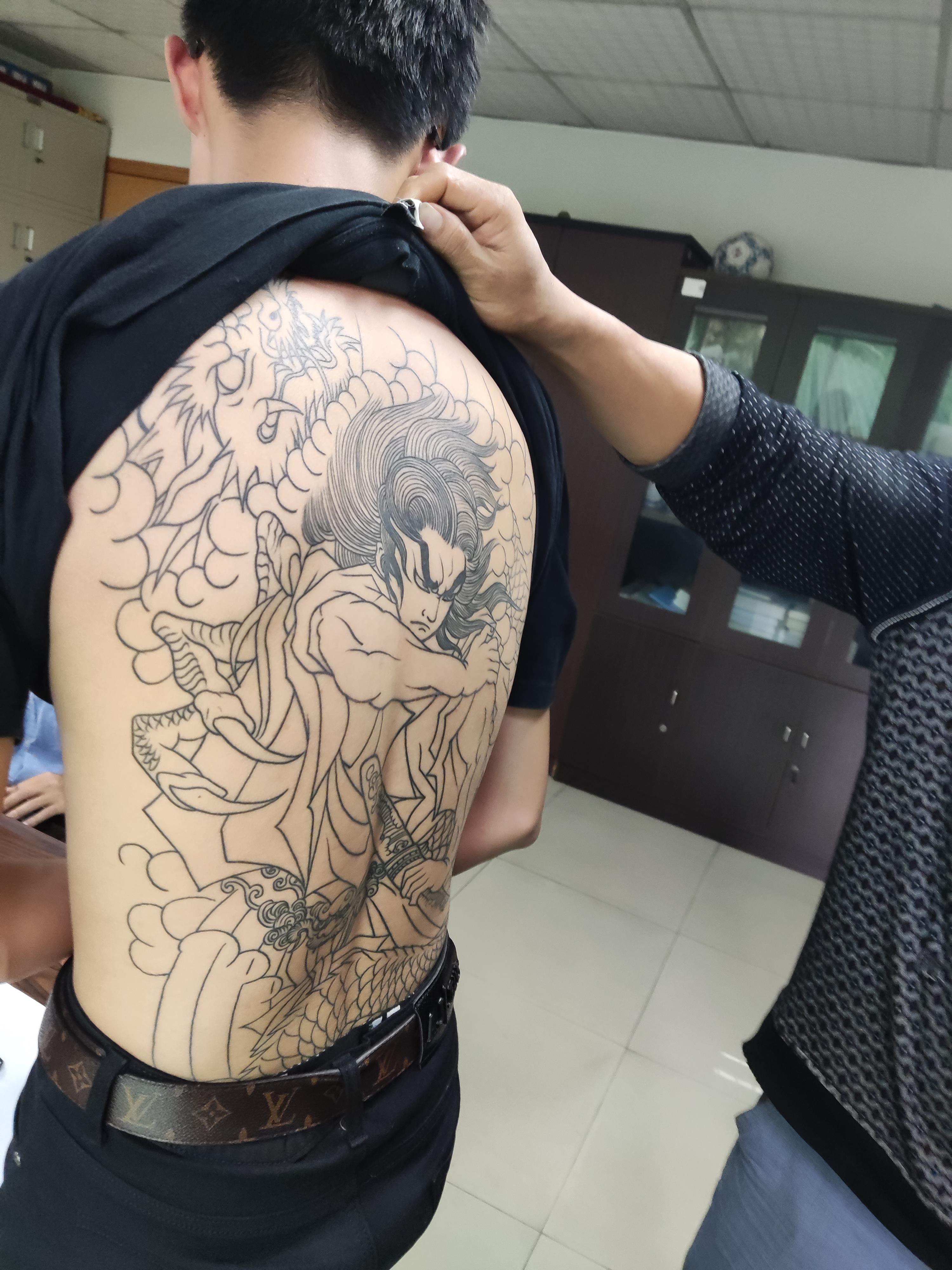 给高一学生文“大花背”，重庆一刺青文身店赔偿1.5万元