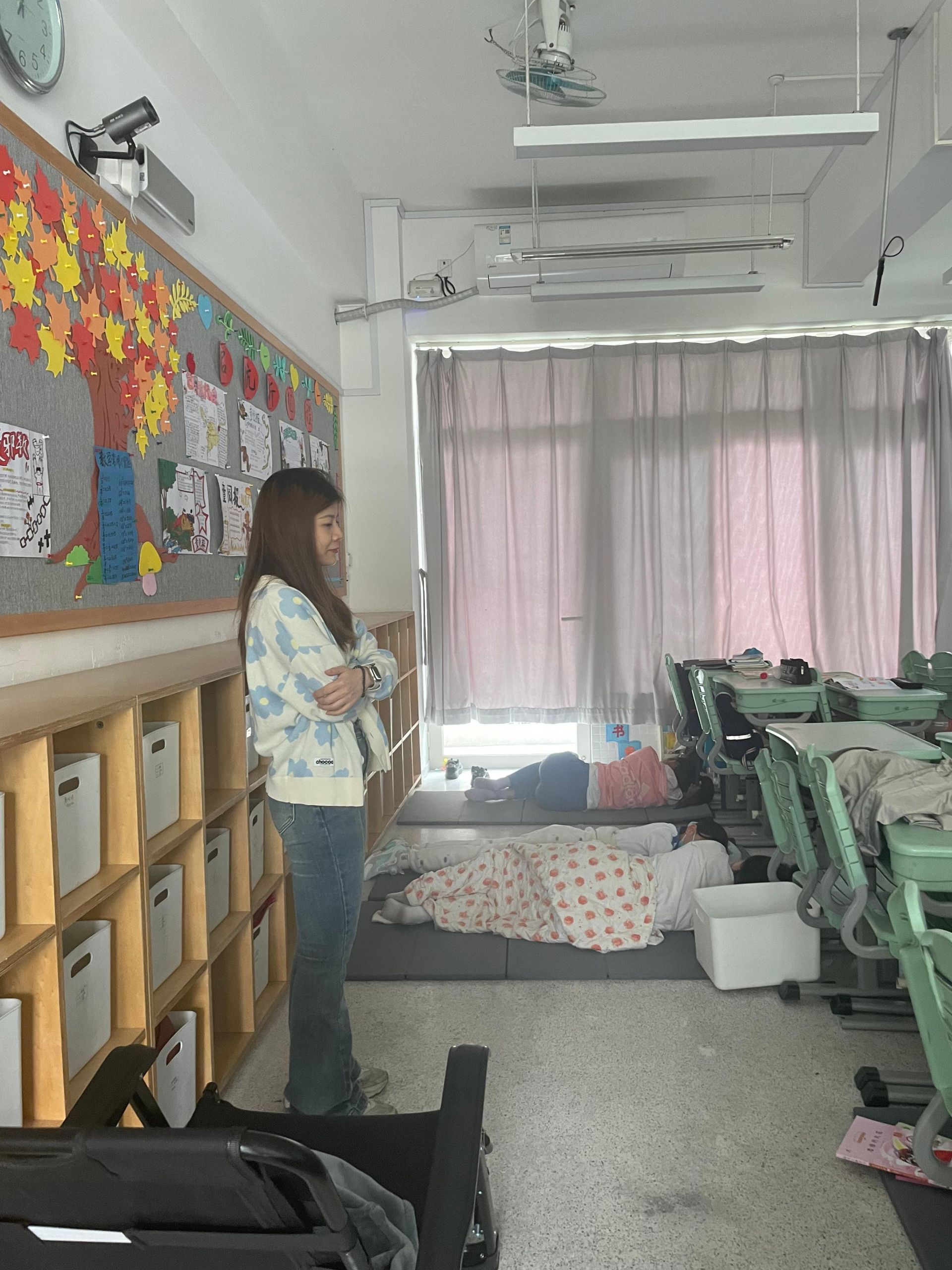 深圳龙华小学生教室午休,深圳龙华中心小学午休