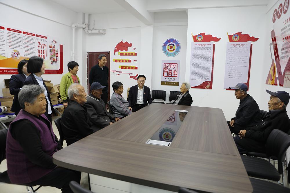 慈善映夕阳·重阳送温暖——*安泰**市保险行业协会联合华夏保险*安泰**中心支公司开展重阳行动