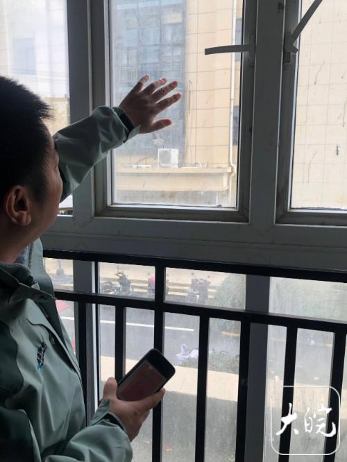 外墙改造后数百户窗玻璃蒙尘事发合肥一高层小区施工方称仍在清理