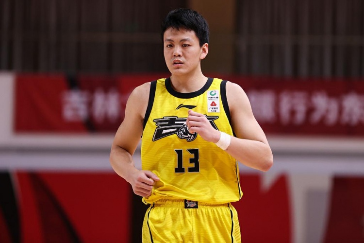 8位CBA状元今何在？一人仅得2分便退役两人新秀合同后顶薪续约