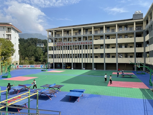 学校周末不让住校生出门,学校周末不给学生放假