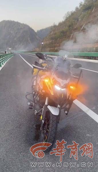 摩托车发动机突然冒烟怎么回事,摩托车发动机行驶中爆缸会卡死吗