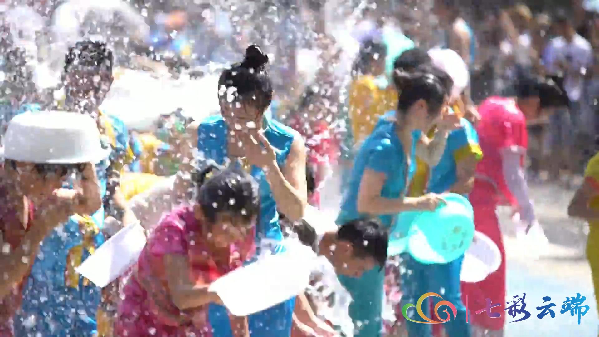 晚上的西双版纳傣族园,坐着火车游云南西双版纳