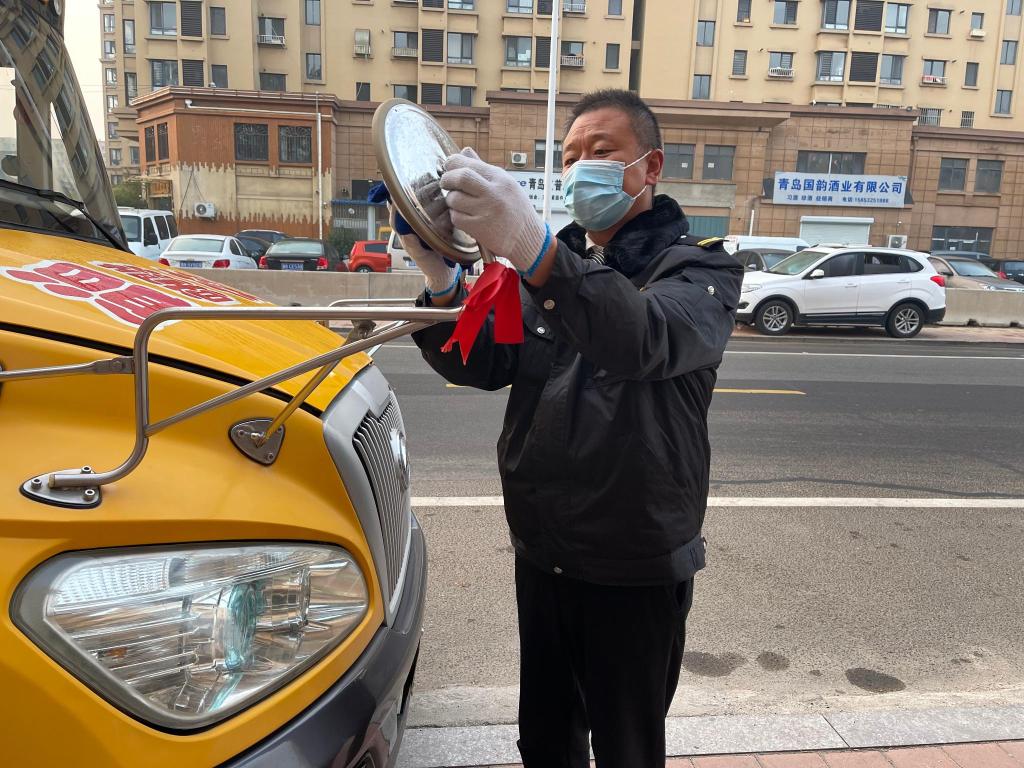 哈尔滨黄色大鼻子校车能载多少人,大鼻子校车开到家门口接学生上学