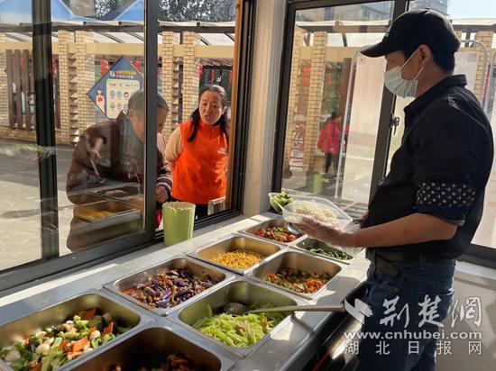 社区干部牢记全心全意为人民服务,牢记初心使命用心用情为民服务