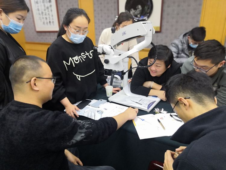 精准定位“洞”察细节淄博口腔健康协会举办尖端口腔显微治疗培训