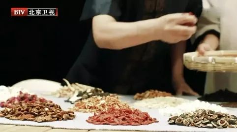 口腔溃疡反复发作，是缺维生素了？你可能一直都错了！改善口腔疾病，这个方法效果好