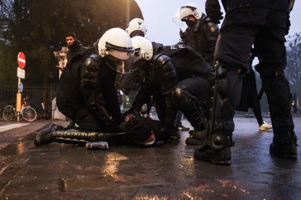 反对强制接种疫苗及延长防疫措施比利时首都爆发抗议