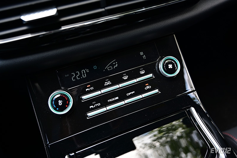 高性价比新能源轿车推荐,高性价比高颜值新能源汽车