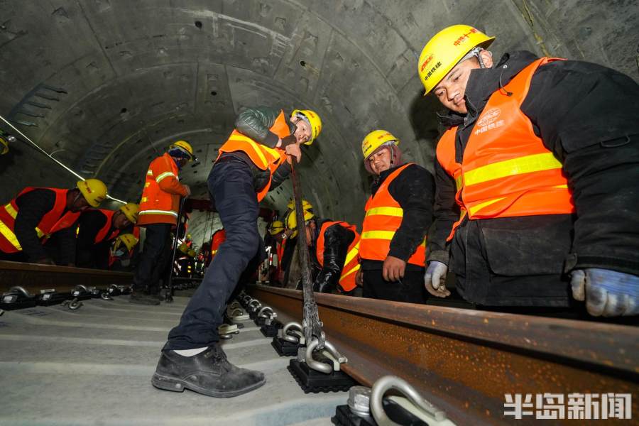 新春走基层火车司机元宵节,新春走基层铁路司机
