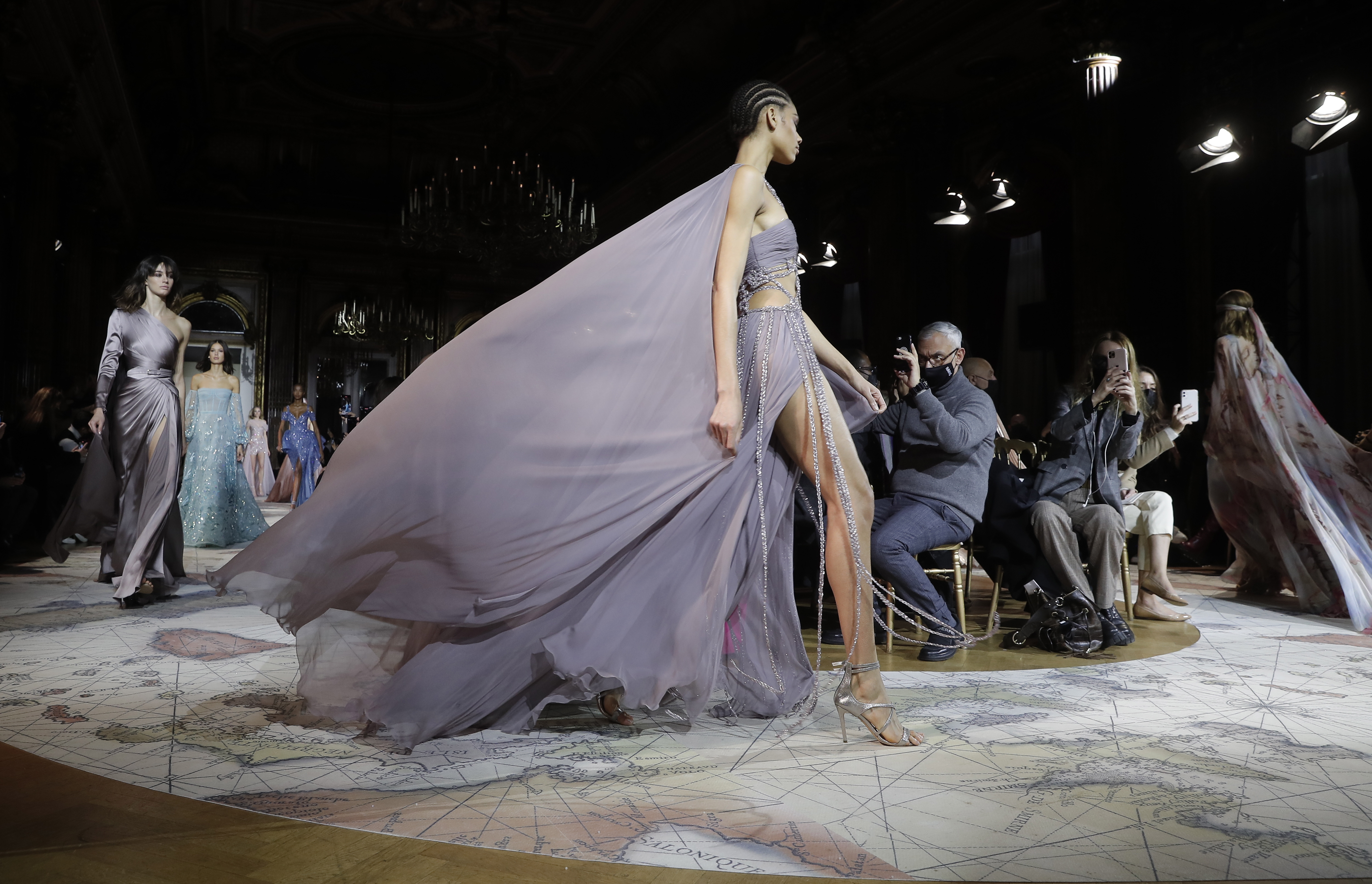 巴黎时装周jisoo服装全球首穿,巴黎高定时装周2024