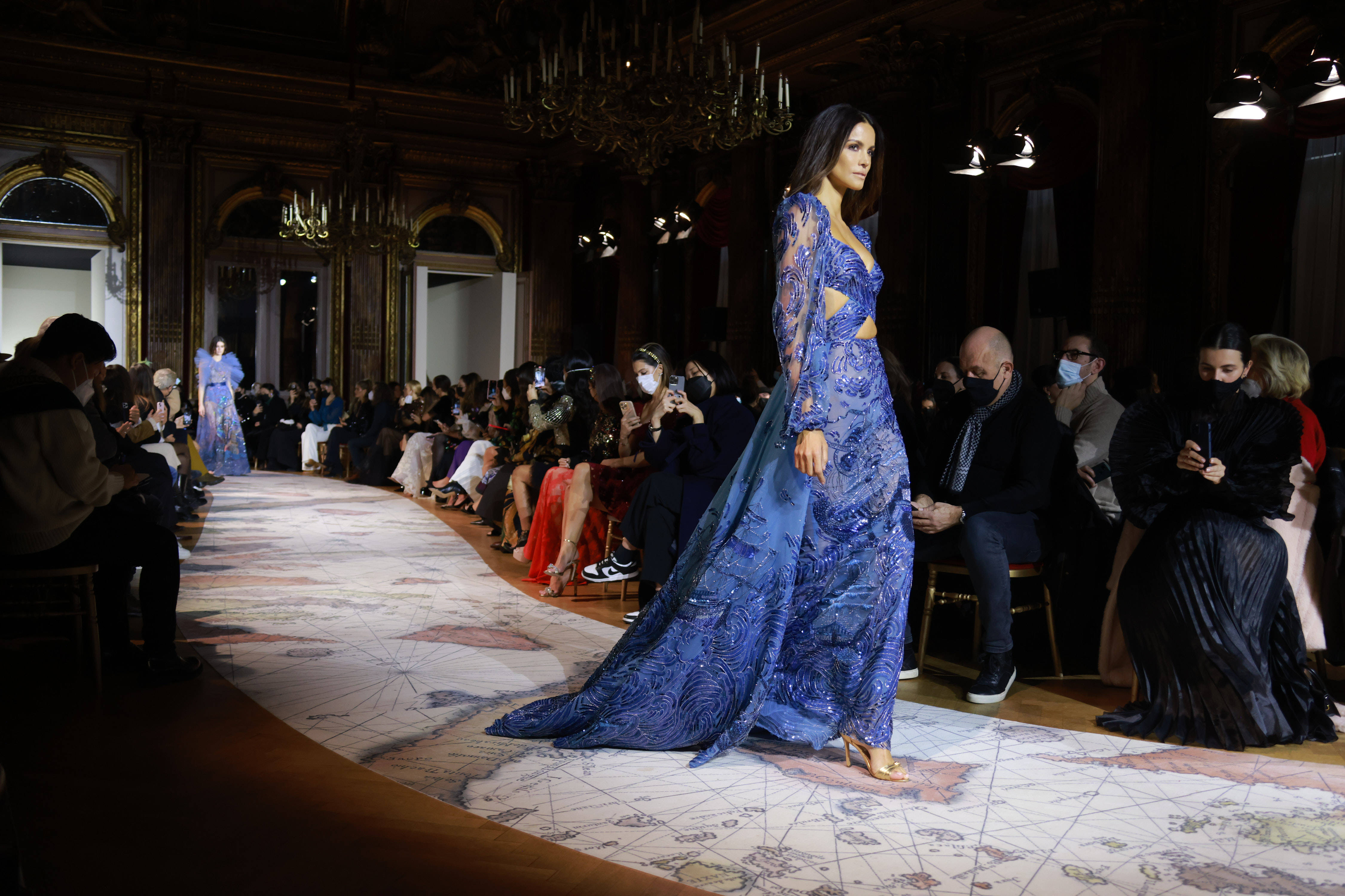 巴黎时装周jisoo服装全球首穿,巴黎高定时装周2024