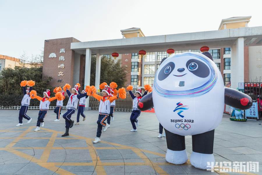 冰墩墩迎新生,冰墩墩迎开学