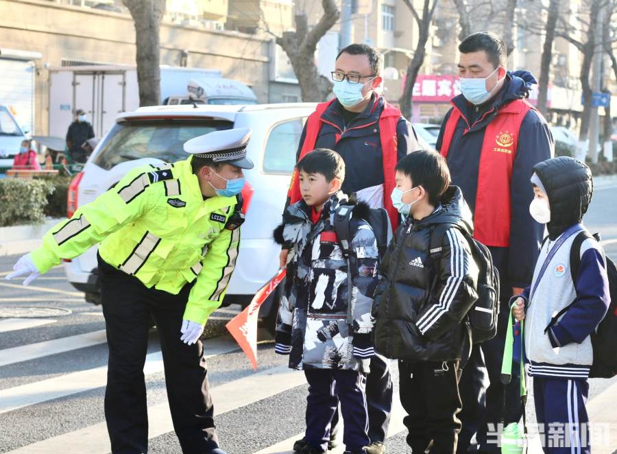 冰墩墩迎新生,冰墩墩迎开学