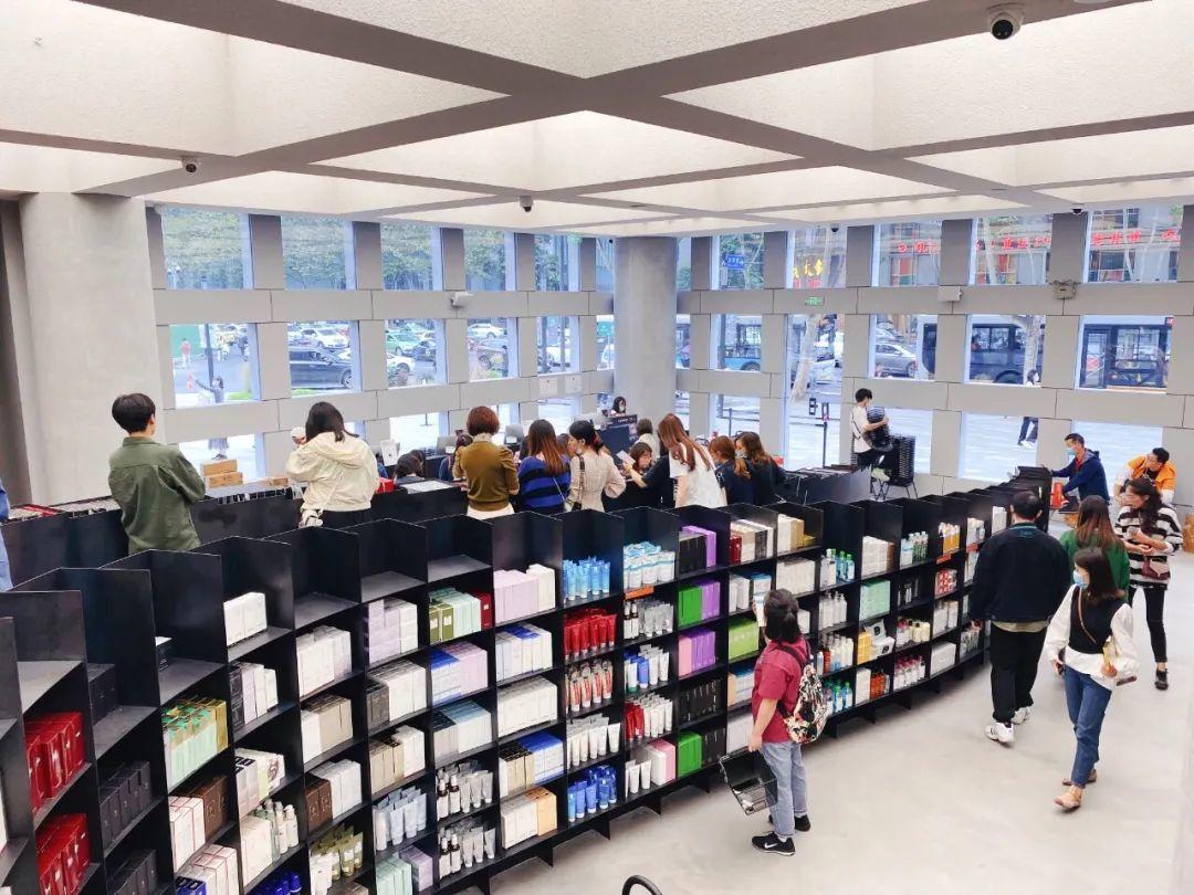 人气美妆集合店被扣罚88.7万元！成都实体店：在售不符合中文标签规定的“同款”小样