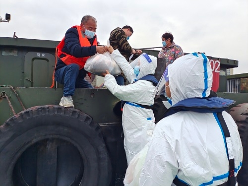 船户微信“点单”！交通“大白”贴心代购送货上船