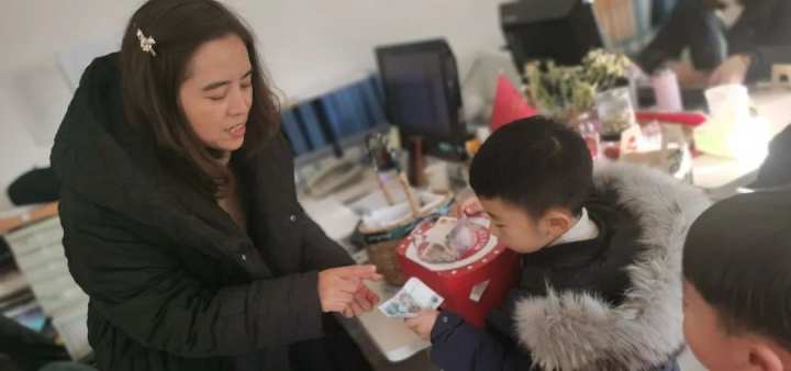 当班级里来了两只鸡……这群孩子不仅孵了蛋，赚了钱，还进行了生命教育