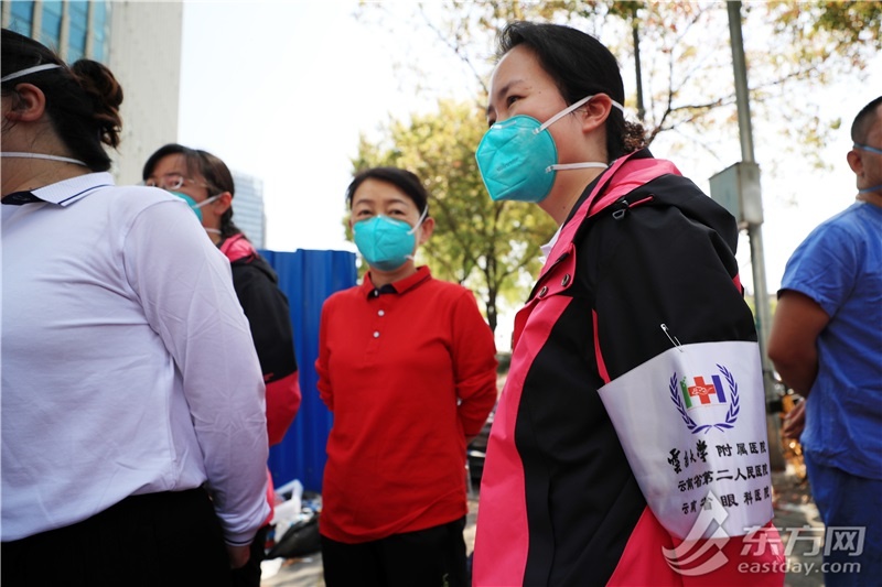 上海一线江景写字楼变方舱,上海黄浦区一座体育馆改建方舱