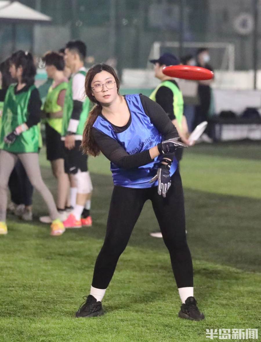 飞进绿茵场！小小飞盘，有啥魔力？半岛全媒体记者体验并揭秘这一新兴时尚运动爆火密码