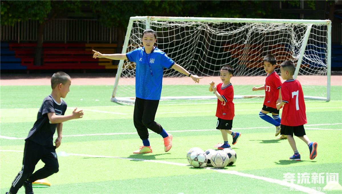 活力四射的足球儿童,乐享双减阳光体育趣味赛