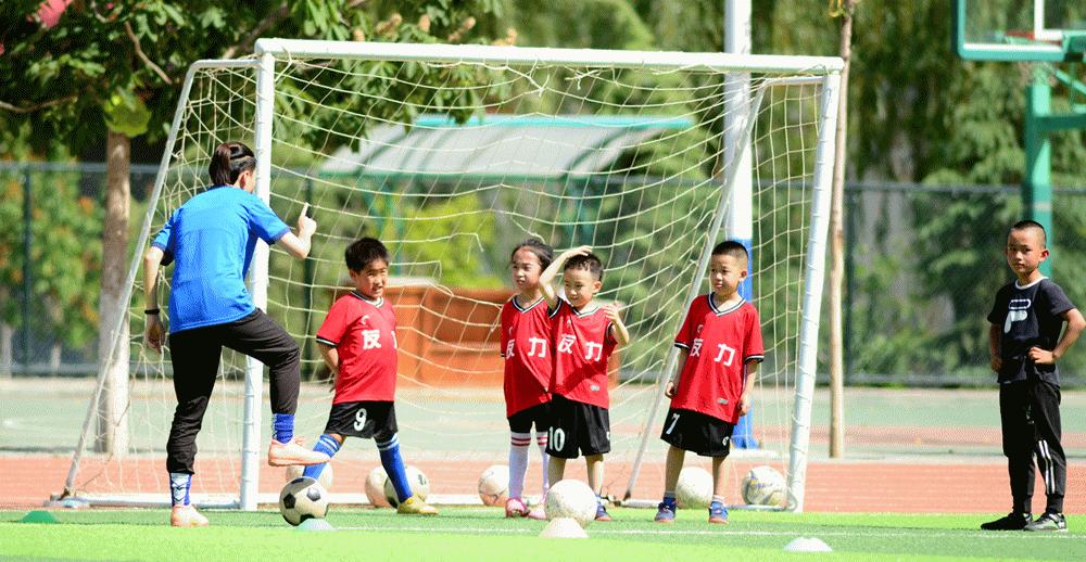活力四射的足球儿童,乐享双减阳光体育趣味赛